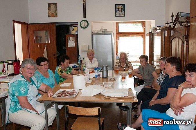 Zdjęcie w galerii na portalu naszraciborz.pl: Jest grochówka, kawa i ciasto - nie warto wyjeżdżać na miasto. I od wielkiego święta - zagrała orkiestra dęta wiadomości z regionu