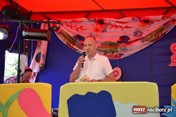 Zdjęcie w galerii na portalu naszraciborz.pl: Czerwony Kapturek, wilk, babcia i gajowy na festynie w Krzyżanowicach  wiadomości z regionu