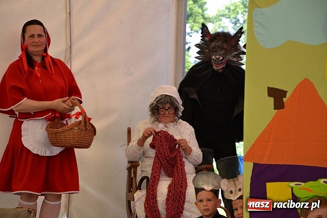Zdjęcie w galerii na portalu naszraciborz.pl: Czerwony Kapturek, wilk, babcia i gajowy na festynie w Krzyżanowicach  wiadomości z regionu