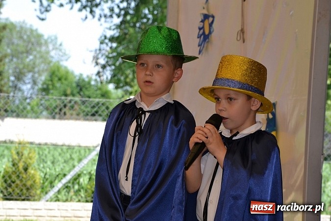 Zdjęcie w galerii na portalu naszraciborz.pl: Czerwony Kapturek, wilk, babcia i gajowy na festynie w Krzyżanowicach  wiadomości z regionu