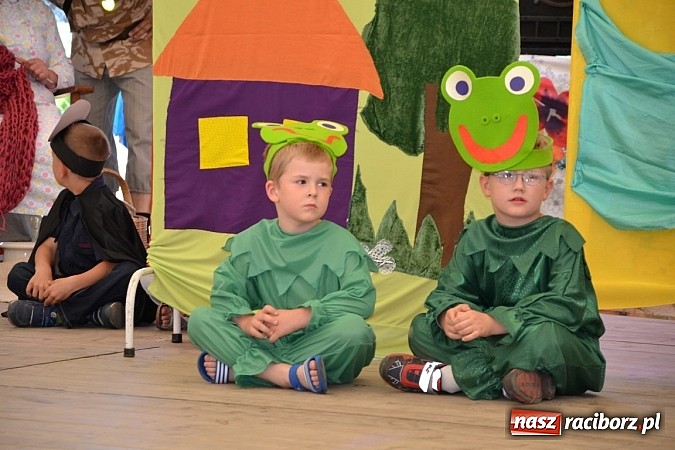 Zdjęcie w galerii na portalu naszraciborz.pl: Czerwony Kapturek, wilk, babcia i gajowy na festynie w Krzyżanowicach  wiadomości z regionu