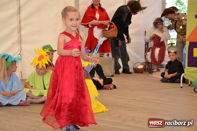 Zdjęcie w galerii na portalu naszraciborz.pl: Czerwony Kapturek, wilk, babcia i gajowy na festynie w Krzyżanowicach  wiadomości z regionu