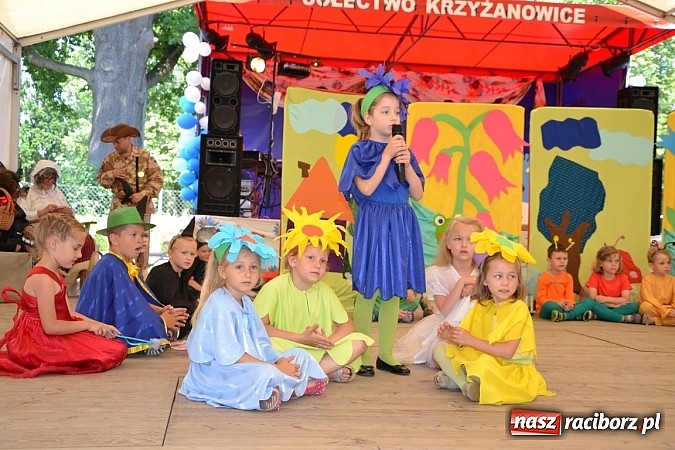 Zdjęcie w galerii na portalu naszraciborz.pl: Czerwony Kapturek, wilk, babcia i gajowy na festynie w Krzyżanowicach  wiadomości z regionu