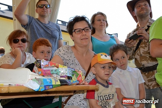 Zdjęcie w galerii na portalu naszraciborz.pl: Czerwony Kapturek, wilk, babcia i gajowy na festynie w Krzyżanowicach  wiadomości z regionu