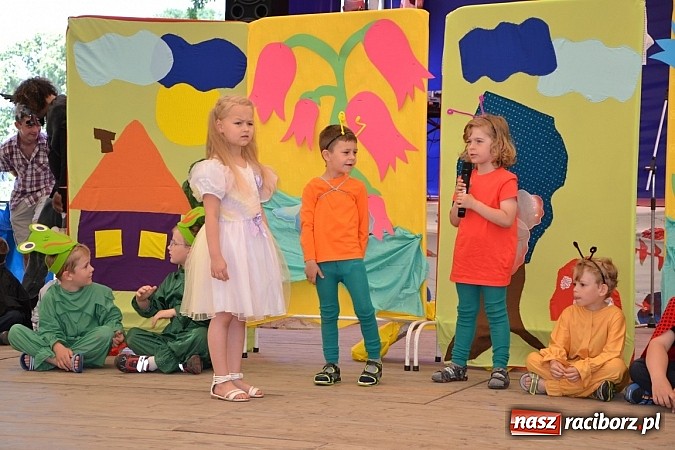 Zdjęcie w galerii na portalu naszraciborz.pl: Czerwony Kapturek, wilk, babcia i gajowy na festynie w Krzyżanowicach  wiadomości z regionu