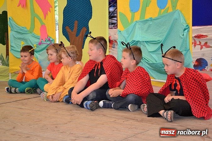 Zdjęcie w galerii na portalu naszraciborz.pl: Czerwony Kapturek, wilk, babcia i gajowy na festynie w Krzyżanowicach  wiadomości z regionu