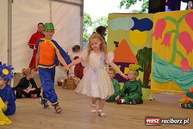 Zdjęcie w galerii na portalu naszraciborz.pl: Czerwony Kapturek, wilk, babcia i gajowy na festynie w Krzyżanowicach  wiadomości z regionu