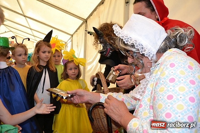 Zdjęcie w galerii na portalu naszraciborz.pl: Czerwony Kapturek, wilk, babcia i gajowy na festynie w Krzyżanowicach  wiadomości z regionu