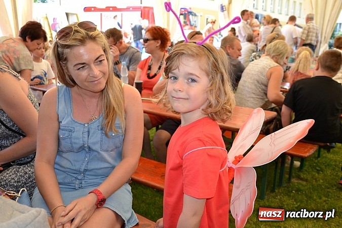 Zdjęcie w galerii na portalu naszraciborz.pl: Czerwony Kapturek, wilk, babcia i gajowy na festynie w Krzyżanowicach  wiadomości z regionu