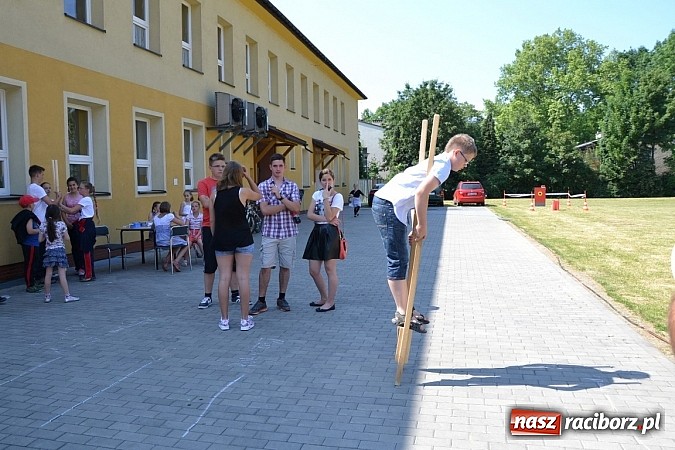 Zdjęcie w galerii na portalu naszraciborz.pl: Czerwony Kapturek, wilk, babcia i gajowy na festynie w Krzyżanowicach  wiadomości z regionu