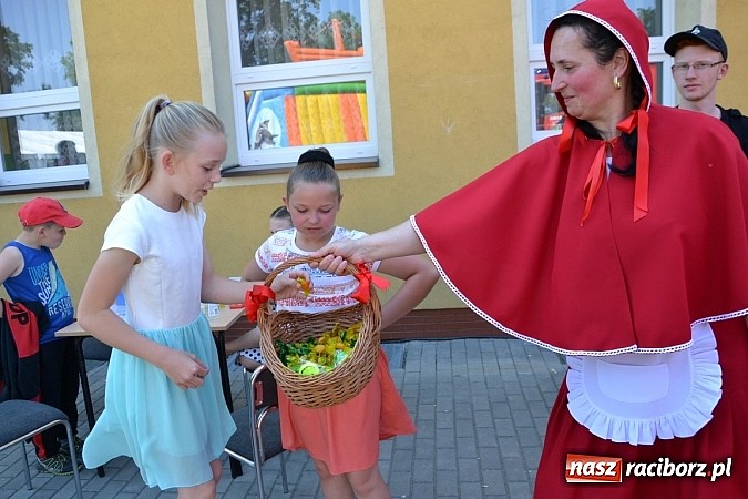 Zdjęcie w galerii na portalu naszraciborz.pl: Czerwony Kapturek, wilk, babcia i gajowy na festynie w Krzyżanowicach  wiadomości z regionu