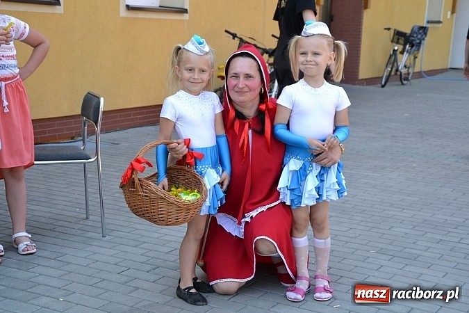 Zdjęcie w galerii na portalu naszraciborz.pl: Czerwony Kapturek, wilk, babcia i gajowy na festynie w Krzyżanowicach  wiadomości z regionu
