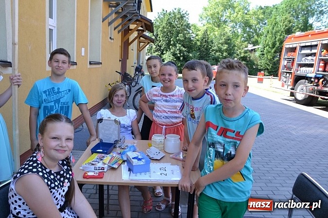 Zdjęcie w galerii na portalu naszraciborz.pl: Czerwony Kapturek, wilk, babcia i gajowy na festynie w Krzyżanowicach  wiadomości z regionu