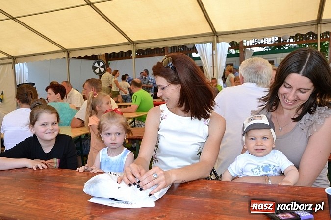Zdjęcie w galerii na portalu naszraciborz.pl: Czerwony Kapturek, wilk, babcia i gajowy na festynie w Krzyżanowicach  wiadomości z regionu