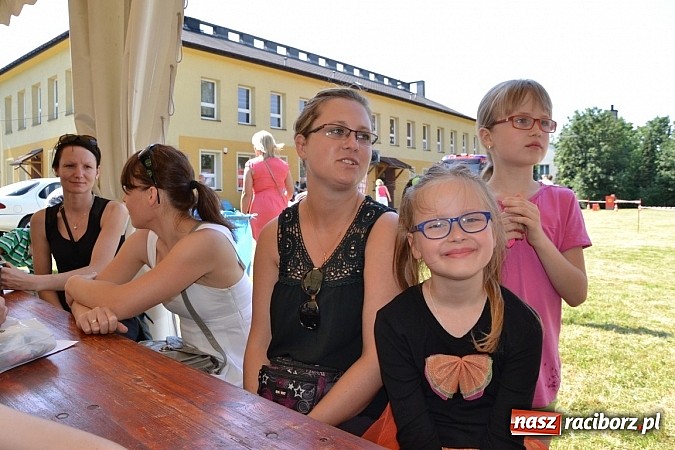Zdjęcie w galerii na portalu naszraciborz.pl: Czerwony Kapturek, wilk, babcia i gajowy na festynie w Krzyżanowicach  wiadomości z regionu