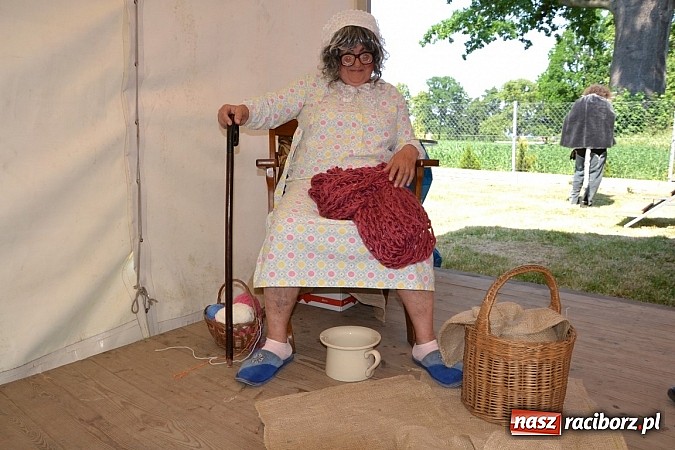 Zdjęcie w galerii na portalu naszraciborz.pl: Czerwony Kapturek, wilk, babcia i gajowy na festynie w Krzyżanowicach  wiadomości z regionu