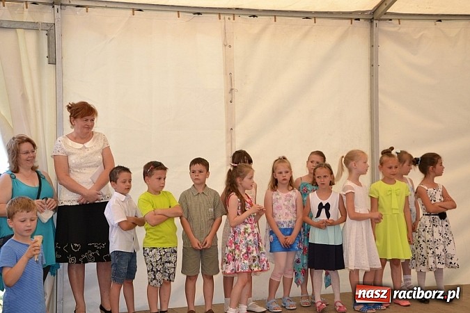 Zdjęcie w galerii na portalu naszraciborz.pl: Czerwony Kapturek, wilk, babcia i gajowy na festynie w Krzyżanowicach  wiadomości z regionu