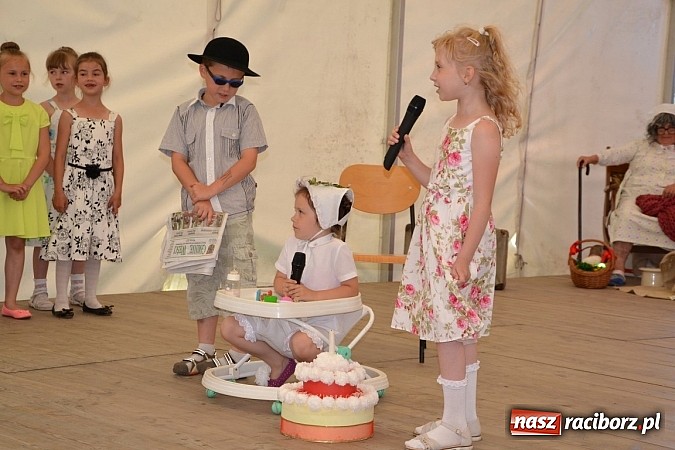 Zdjęcie w galerii na portalu naszraciborz.pl: Czerwony Kapturek, wilk, babcia i gajowy na festynie w Krzyżanowicach  wiadomości z regionu