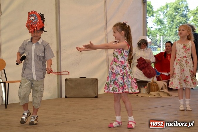 Zdjęcie w galerii na portalu naszraciborz.pl: Czerwony Kapturek, wilk, babcia i gajowy na festynie w Krzyżanowicach  wiadomości z regionu