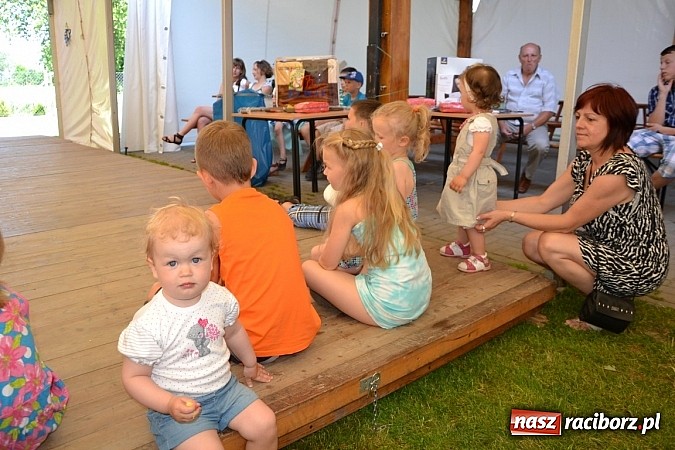 Zdjęcie w galerii na portalu naszraciborz.pl: Czerwony Kapturek, wilk, babcia i gajowy na festynie w Krzyżanowicach  wiadomości z regionu