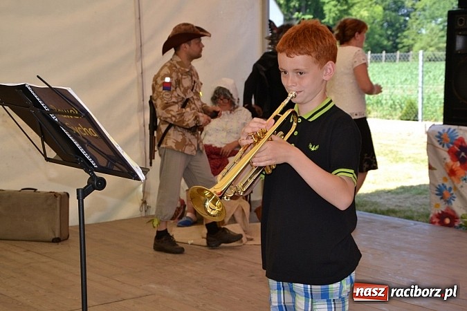 Zdjęcie w galerii na portalu naszraciborz.pl: Czerwony Kapturek, wilk, babcia i gajowy na festynie w Krzyżanowicach  wiadomości z regionu