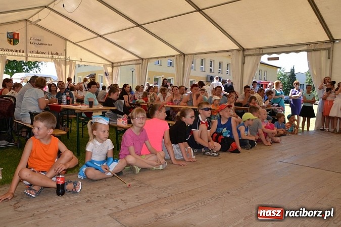 Zdjęcie w galerii na portalu naszraciborz.pl: Czerwony Kapturek, wilk, babcia i gajowy na festynie w Krzyżanowicach  wiadomości z regionu