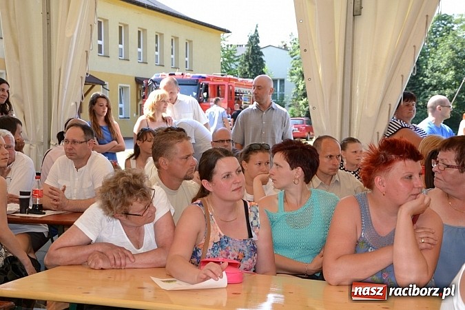 Zdjęcie w galerii na portalu naszraciborz.pl: Czerwony Kapturek, wilk, babcia i gajowy na festynie w Krzyżanowicach  wiadomości z regionu