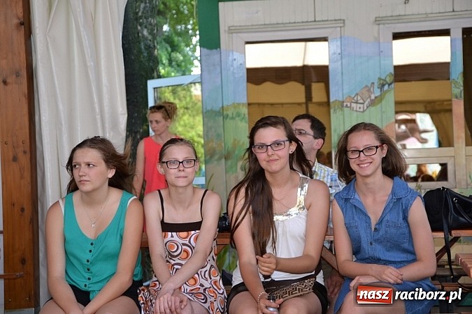 Zdjęcie w galerii na portalu naszraciborz.pl: Czerwony Kapturek, wilk, babcia i gajowy na festynie w Krzyżanowicach  wiadomości z regionu