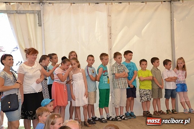 Zdjęcie w galerii na portalu naszraciborz.pl: Czerwony Kapturek, wilk, babcia i gajowy na festynie w Krzyżanowicach  wiadomości z regionu