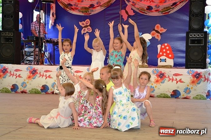 Zdjęcie w galerii na portalu naszraciborz.pl: Czerwony Kapturek, wilk, babcia i gajowy na festynie w Krzyżanowicach  wiadomości z regionu