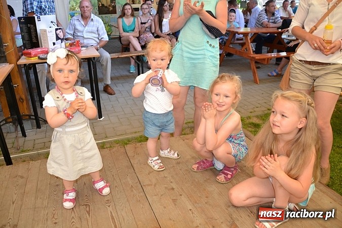 Zdjęcie w galerii na portalu naszraciborz.pl: Czerwony Kapturek, wilk, babcia i gajowy na festynie w Krzyżanowicach  wiadomości z regionu