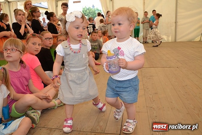 Zdjęcie w galerii na portalu naszraciborz.pl: Czerwony Kapturek, wilk, babcia i gajowy na festynie w Krzyżanowicach  wiadomości z regionu