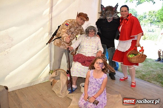 Zdjęcie w galerii na portalu naszraciborz.pl: Czerwony Kapturek, wilk, babcia i gajowy na festynie w Krzyżanowicach  wiadomości z regionu
