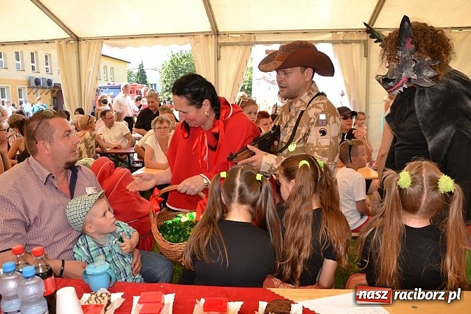 Zdjęcie w galerii na portalu naszraciborz.pl: Czerwony Kapturek, wilk, babcia i gajowy na festynie w Krzyżanowicach  wiadomości z regionu