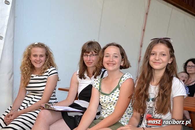 Zdjęcie w galerii na portalu naszraciborz.pl: Czerwony Kapturek, wilk, babcia i gajowy na festynie w Krzyżanowicach  wiadomości z regionu