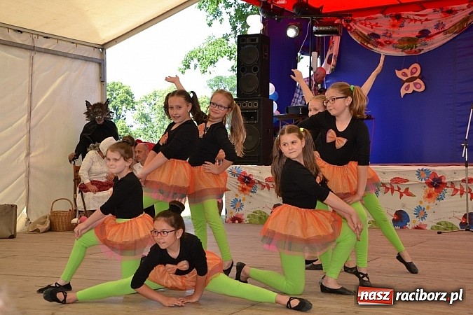 Zdjęcie w galerii na portalu naszraciborz.pl: Czerwony Kapturek, wilk, babcia i gajowy na festynie w Krzyżanowicach  wiadomości z regionu