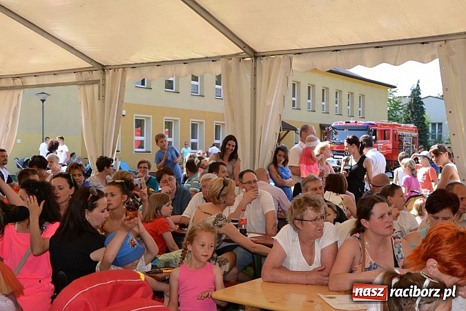 Zdjęcie w galerii na portalu naszraciborz.pl: Czerwony Kapturek, wilk, babcia i gajowy na festynie w Krzyżanowicach  wiadomości z regionu