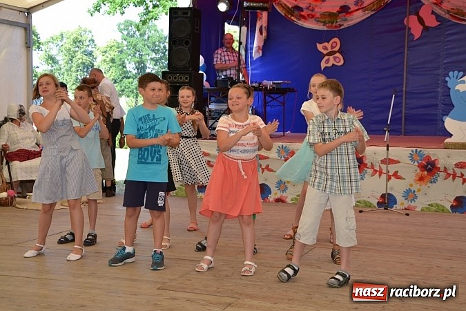 Zdjęcie w galerii na portalu naszraciborz.pl: Czerwony Kapturek, wilk, babcia i gajowy na festynie w Krzyżanowicach  wiadomości z regionu