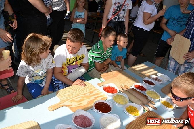 Zdjęcie w galerii na portalu naszraciborz.pl: Czerwony Kapturek, wilk, babcia i gajowy na festynie w Krzyżanowicach  wiadomości z regionu