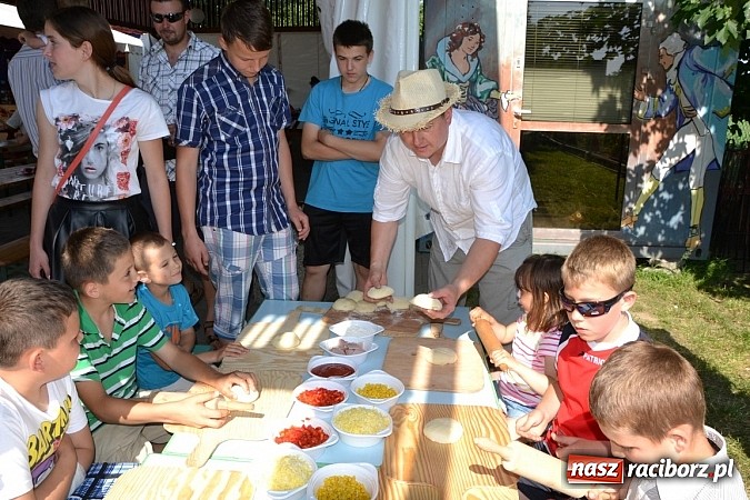 Zdjęcie w galerii na portalu naszraciborz.pl: Czerwony Kapturek, wilk, babcia i gajowy na festynie w Krzyżanowicach  wiadomości z regionu