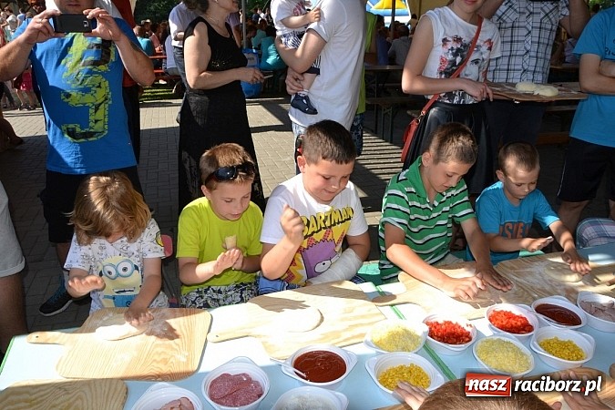 Zdjęcie w galerii na portalu naszraciborz.pl: Czerwony Kapturek, wilk, babcia i gajowy na festynie w Krzyżanowicach  wiadomości z regionu