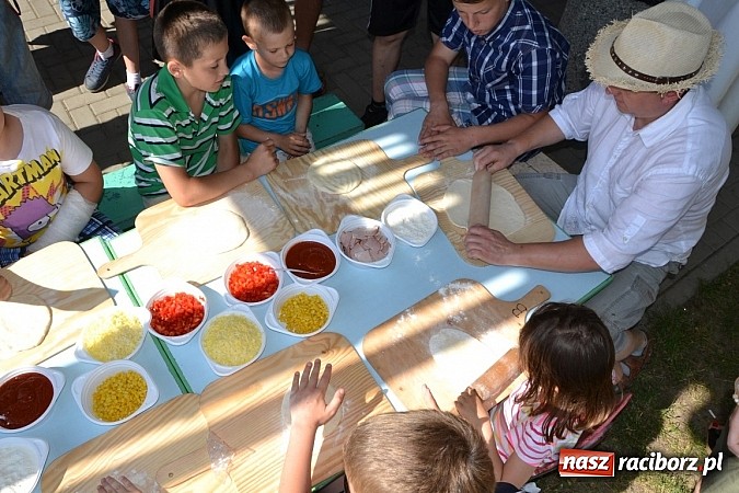 Zdjęcie w galerii na portalu naszraciborz.pl: Czerwony Kapturek, wilk, babcia i gajowy na festynie w Krzyżanowicach  wiadomości z regionu
