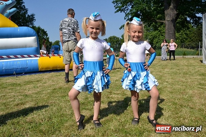 Zdjęcie w galerii na portalu naszraciborz.pl: Czerwony Kapturek, wilk, babcia i gajowy na festynie w Krzyżanowicach  wiadomości z regionu