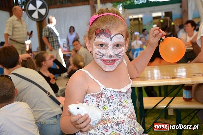 Zdjęcie w galerii na portalu naszraciborz.pl: Czerwony Kapturek, wilk, babcia i gajowy na festynie w Krzyżanowicach  wiadomości z regionu