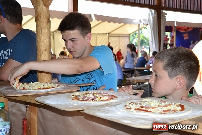 Zdjęcie w galerii na portalu naszraciborz.pl: Czerwony Kapturek, wilk, babcia i gajowy na festynie w Krzyżanowicach  wiadomości z regionu