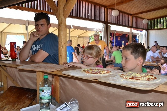 Zdjęcie w galerii na portalu naszraciborz.pl: Czerwony Kapturek, wilk, babcia i gajowy na festynie w Krzyżanowicach  wiadomości z regionu