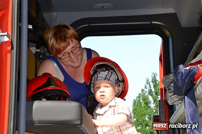 Zdjęcie w galerii na portalu naszraciborz.pl: Czerwony Kapturek, wilk, babcia i gajowy na festynie w Krzyżanowicach  wiadomości z regionu