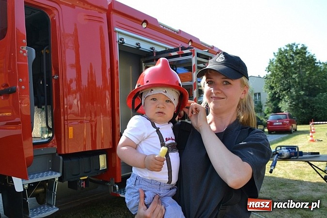 Zdjęcie w galerii na portalu naszraciborz.pl: Czerwony Kapturek, wilk, babcia i gajowy na festynie w Krzyżanowicach  wiadomości z regionu