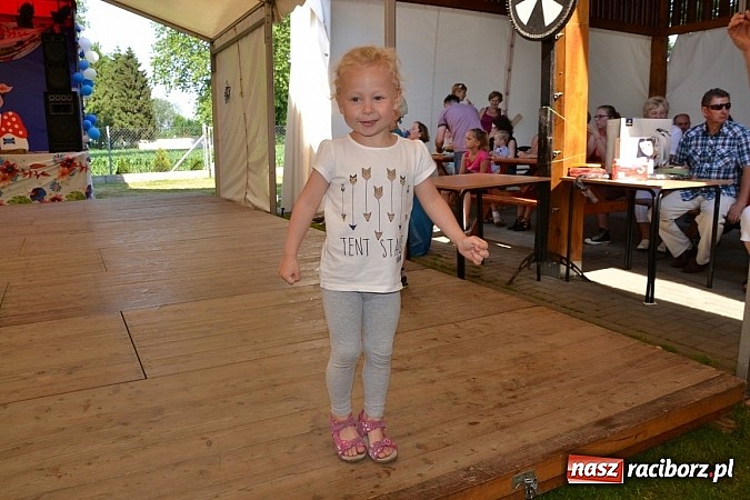 Zdjęcie w galerii na portalu naszraciborz.pl: Czerwony Kapturek, wilk, babcia i gajowy na festynie w Krzyżanowicach  wiadomości z regionu