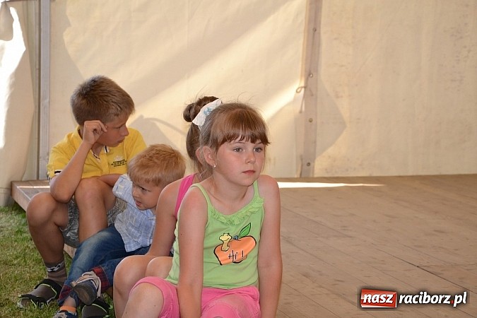 Zdjęcie w galerii na portalu naszraciborz.pl: Czerwony Kapturek, wilk, babcia i gajowy na festynie w Krzyżanowicach  wiadomości z regionu